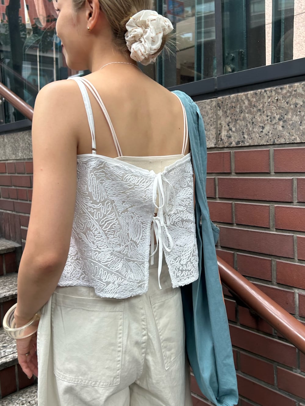 ホワイト系のその他パンツ、ホワイト系のキャミソール、ブルー系のトートバッグを着用したレディースの夏コーディネートの7枚目の写真