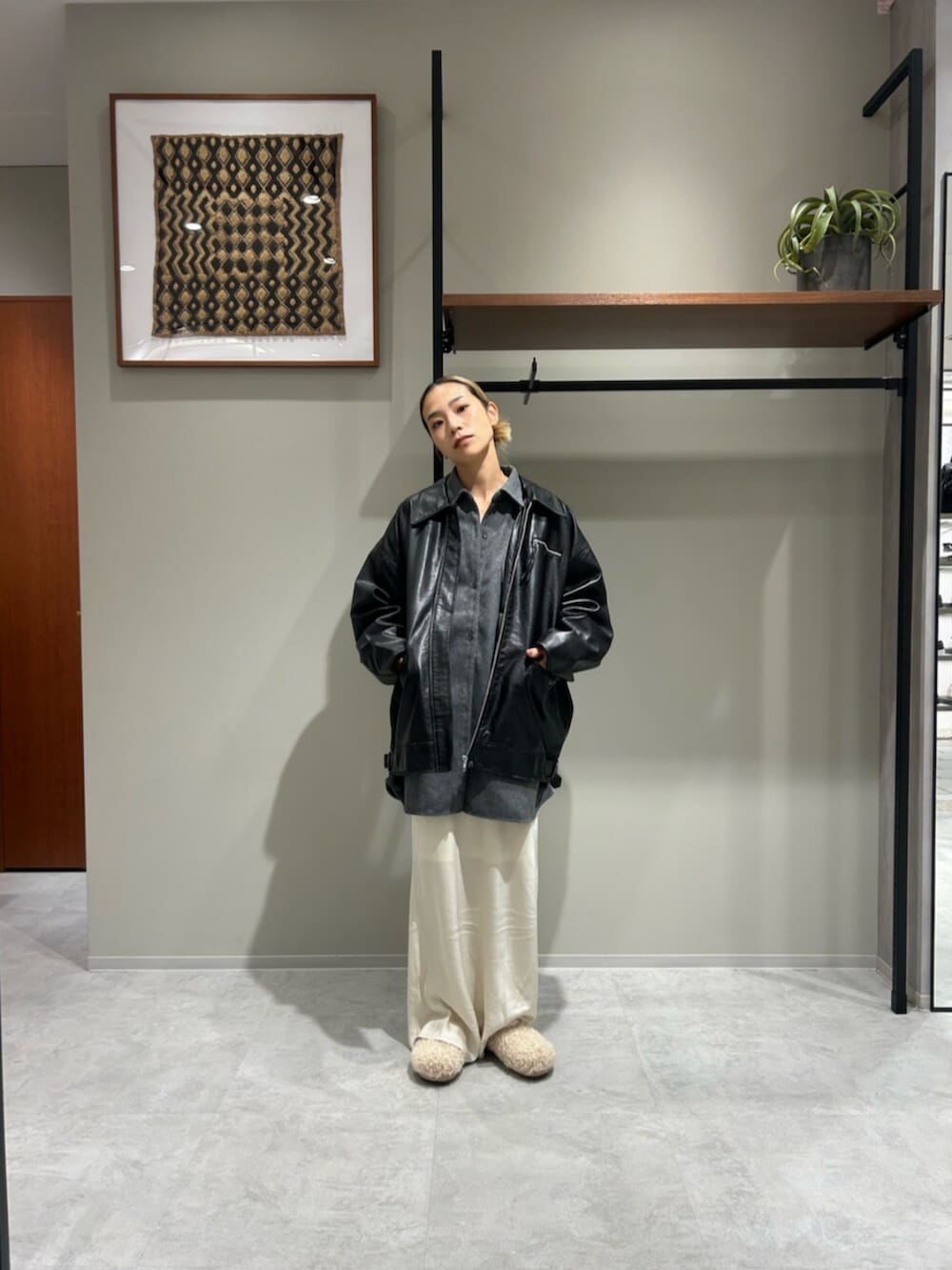 ブラック系のブルゾン、ホワイト系のスリッポン、グレー系のシャツ/ブラウスを着用したレディースの秋コーディネートの5枚目の写真