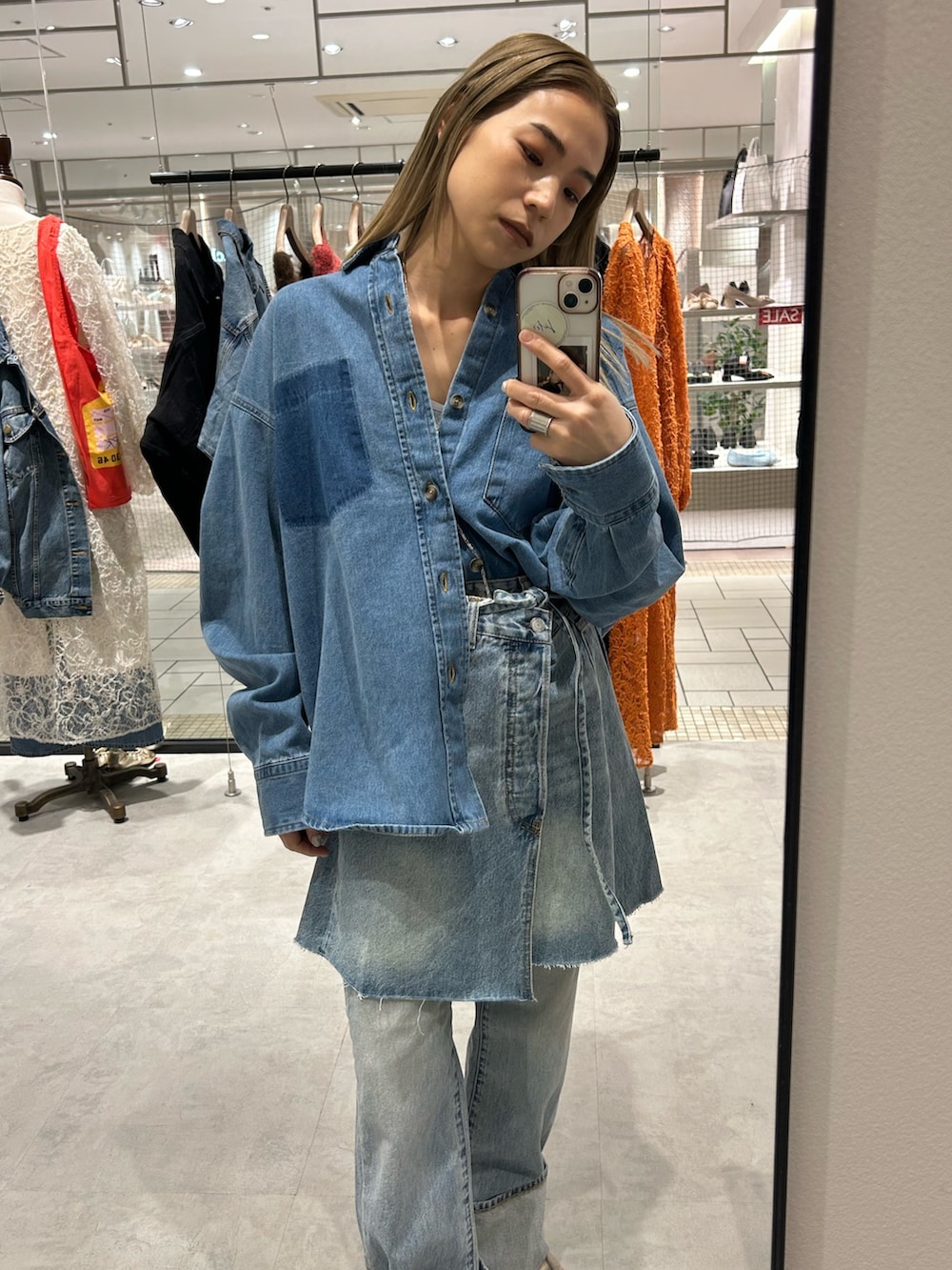 ブルー系のシャツ/ブラウス、ブルー系のスカート、ブルー系のデニムパンツを着用したレディースの冬コーディネートの6枚目の写真