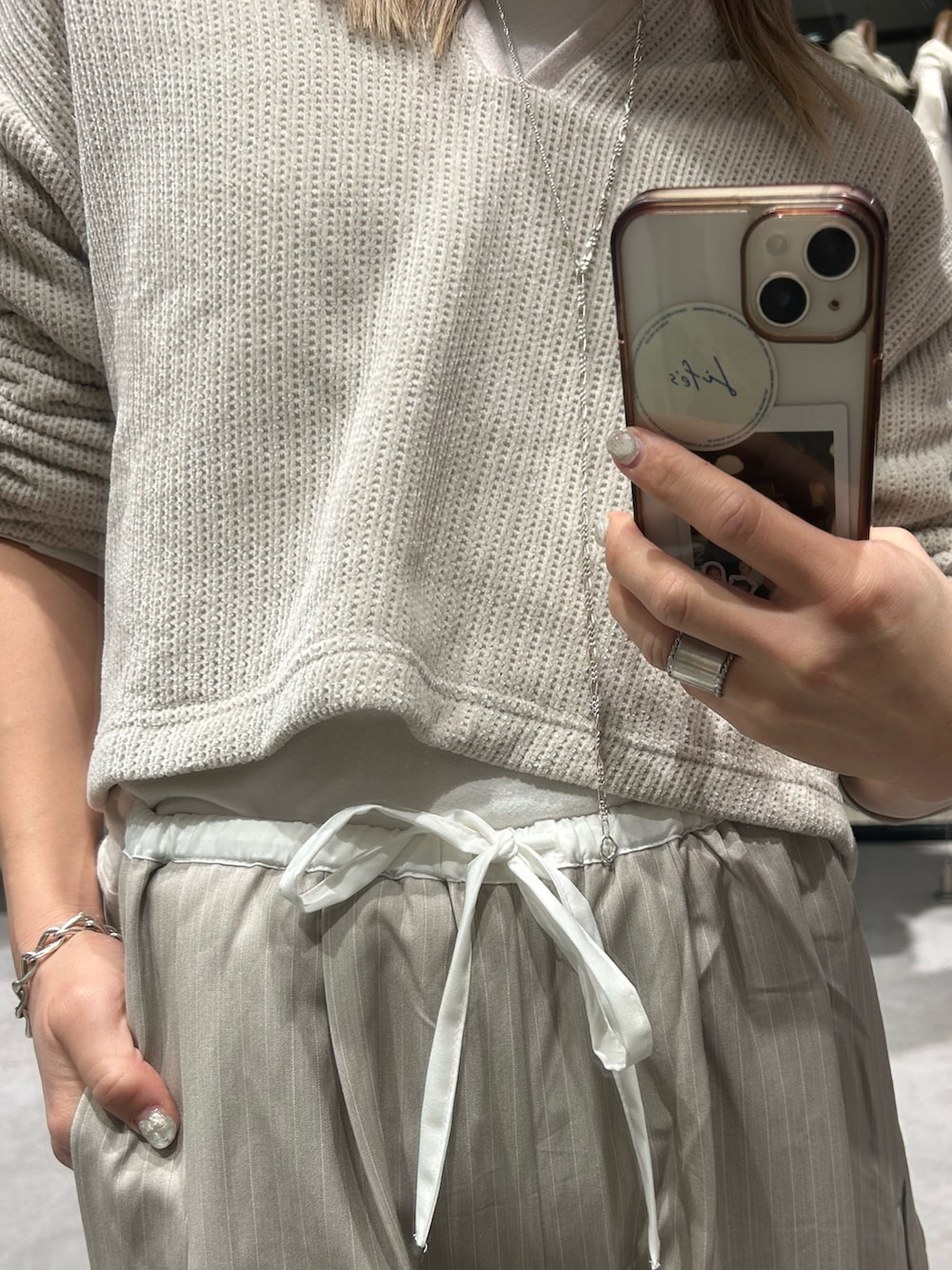 ベージュ系のその他パンツ、ホワイト系のTシャツ/カットソー、ホワイト系のTシャツ/カットソーを着用したレディースの冬コーディネートの5枚目の写真