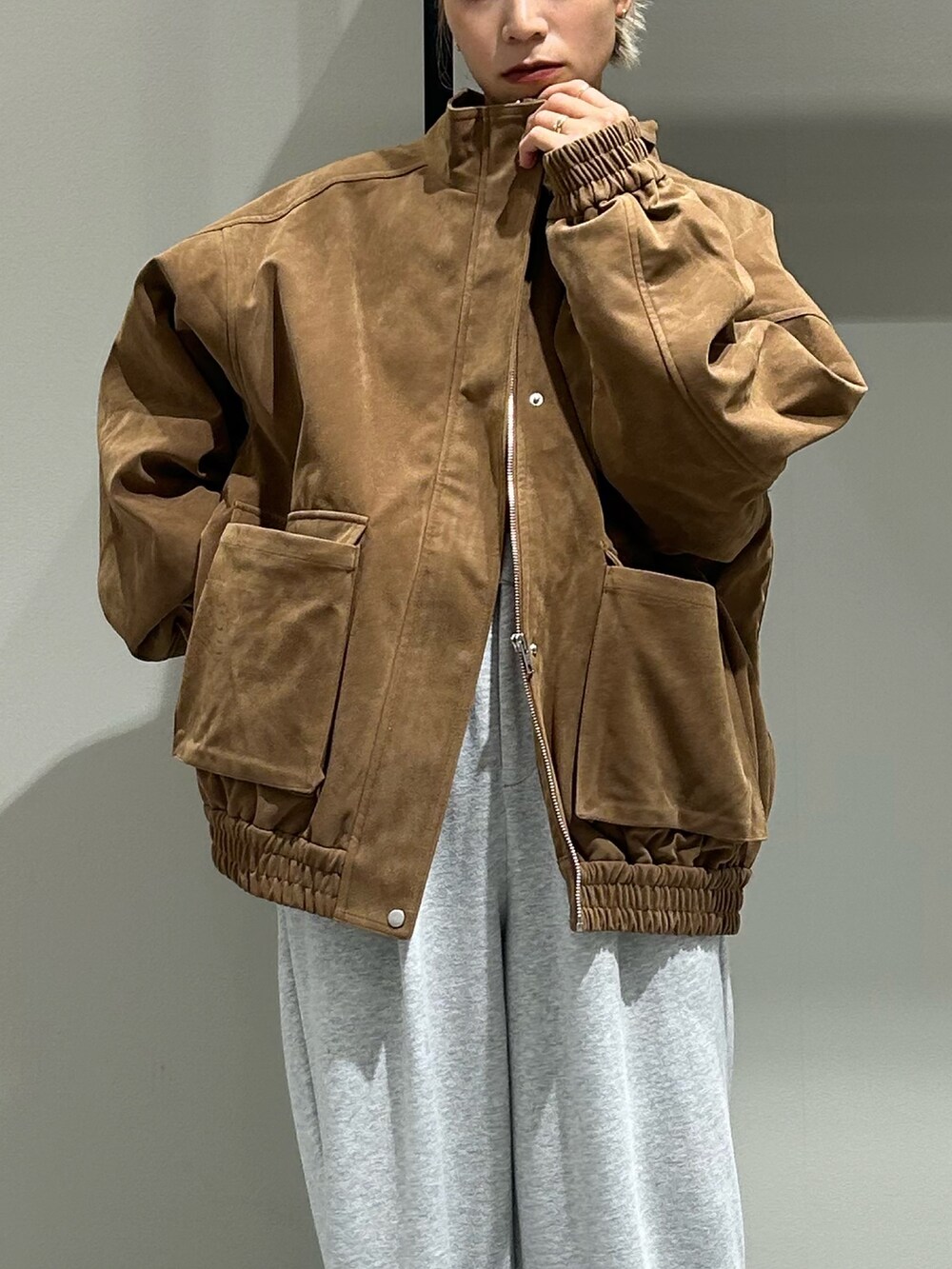 グレー系のスウェットパンツ、ブラウン系のブルゾンを着用したレディースの秋コーディネートの4枚目の写真