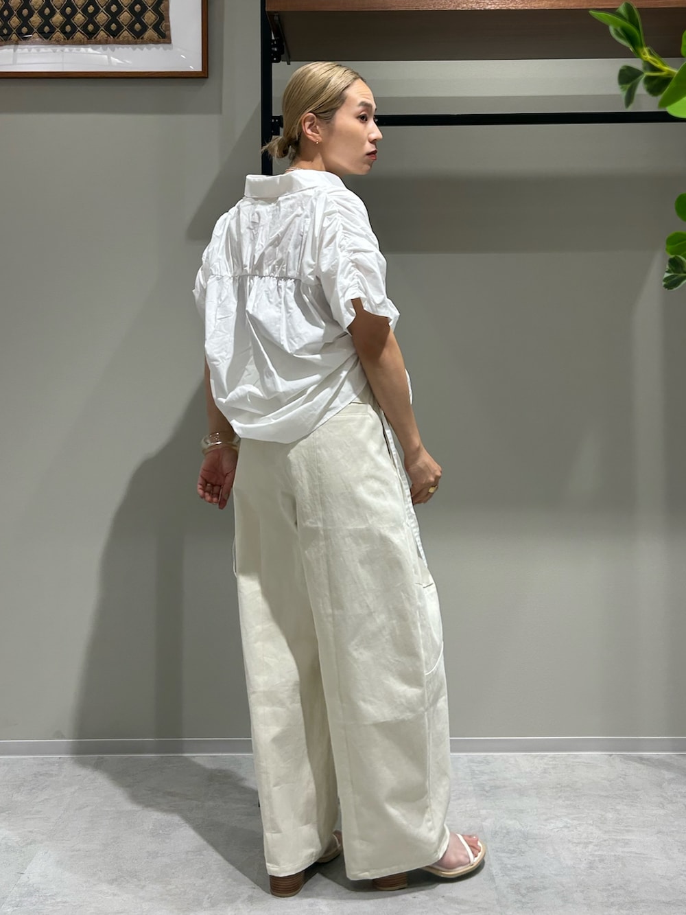 ホワイト系のシャツ/ブラウス、ホワイト系のチノパンツを着用したレディースの夏コーディネートの3枚目の写真