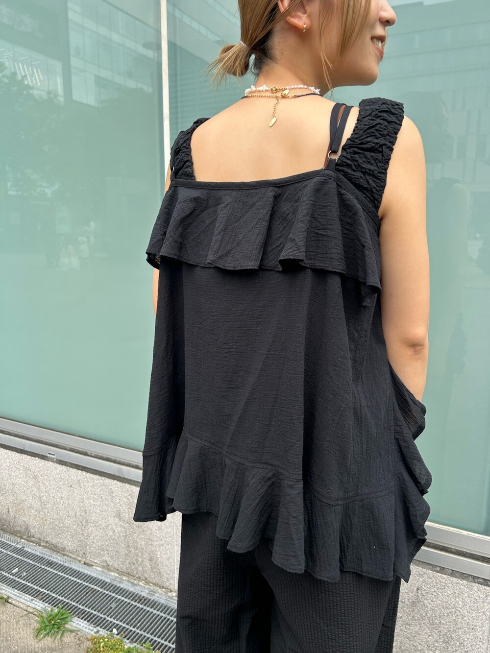 ブラック系のつなぎ/オールインワン、ブラック系のキャミソール、シルバー系のサンダルを着用したレディースの夏コーディネートの7枚目の写真