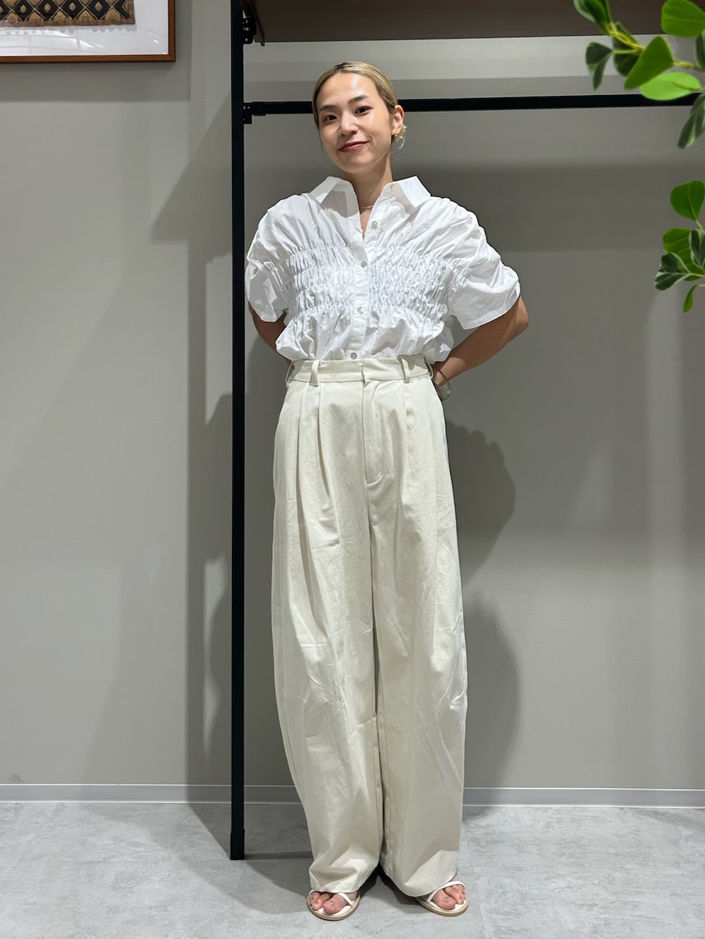 ホワイト系のシャツ/ブラウス、ホワイト系のチノパンツを着用したレディースの夏コーディネートの5枚目の写真