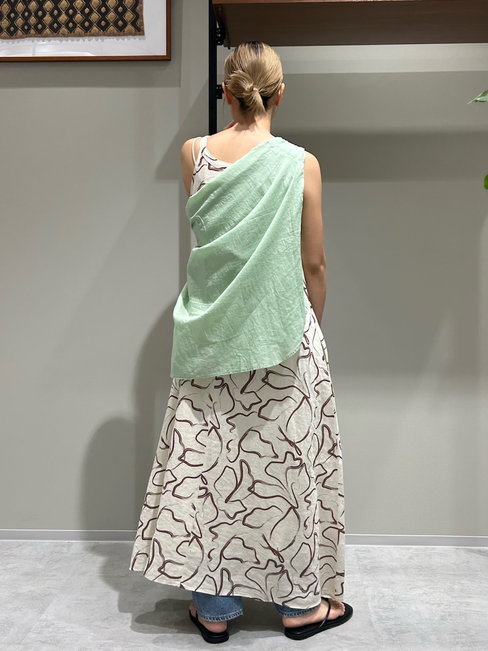 その他のワンピース、グリーン系のシャツ/ブラウス、ブルー系のデニムパンツを着用したレディースの夏コーディネートの3枚目の写真