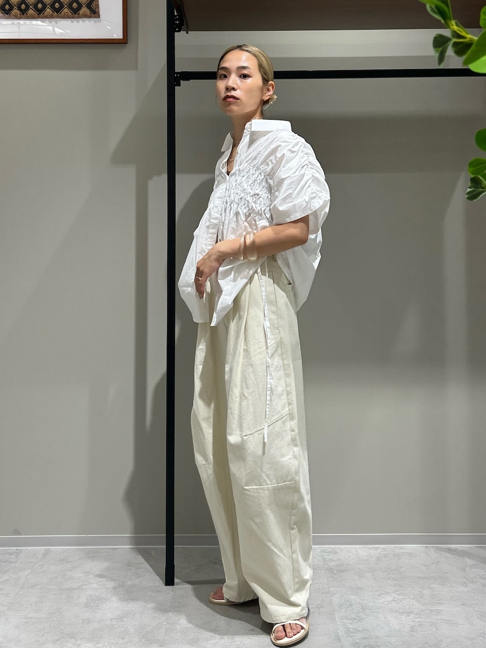 ホワイト系のシャツ/ブラウス、ホワイト系のチノパンツを着用したレディースの夏コーディネートの4枚目の写真