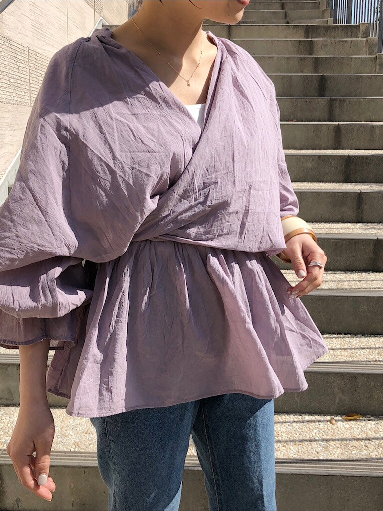 その他のサンダル、ブルー系のデニムパンツ、その他のバングル/リストバンドを着用したレディースの春コーディネートの2枚目の写真