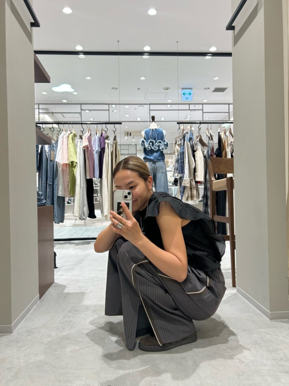 グレー系のその他パンツ、ブラック系のシャツ/ブラウスを着用したレディースの春コーディネートの6枚目の写真