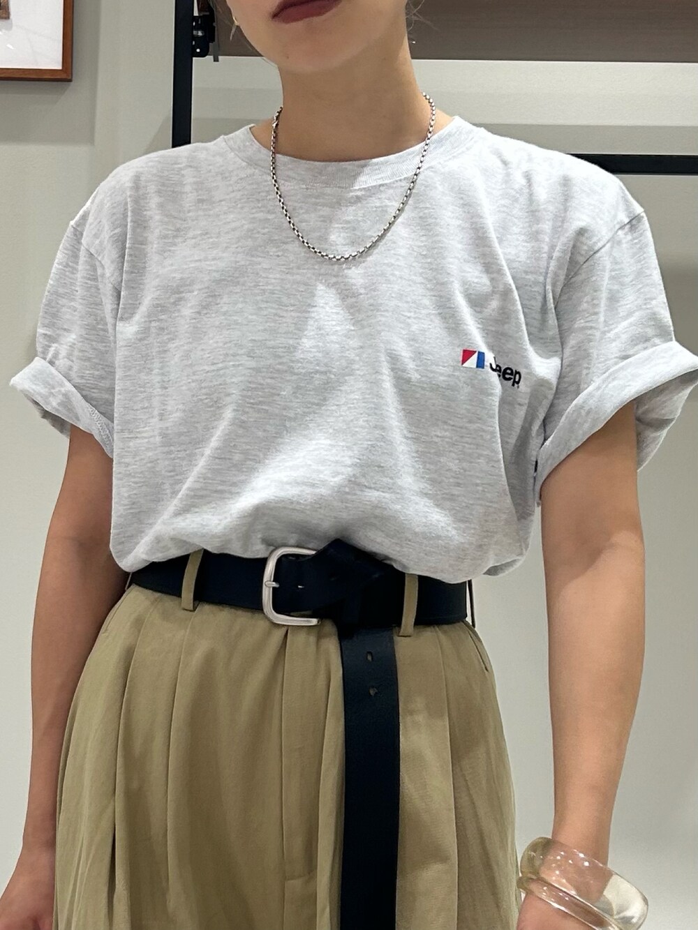 ベージュ系のチノパンツ、グレー系のTシャツ/カットソー、ブラック系のハンドバッグを着用したレディースの夏コーディネートの5枚目の写真
