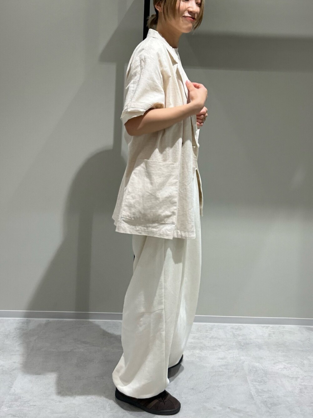 ホワイト系のスウェットパンツ、ホワイト系のシャツ/ブラウス、ホワイト系のTシャツ/カットソーを着用したレディースの春コーディネートの2枚目の写真