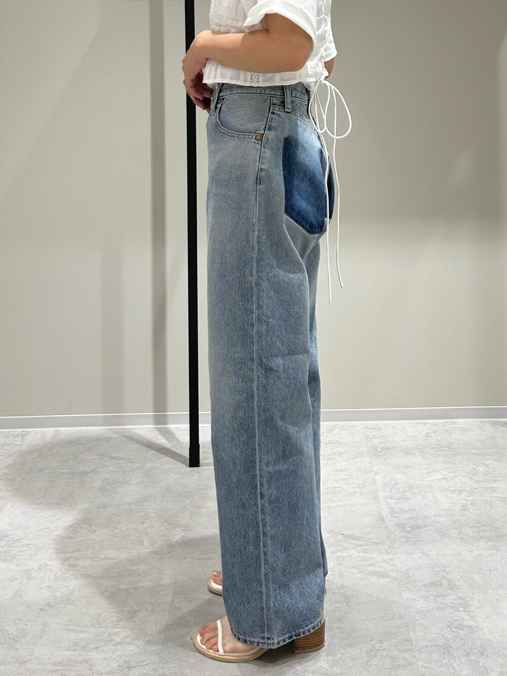 ブルー系のデニムパンツ、ホワイト系のキャミソール、ホワイト系のTシャツ/カットソーを着用したレディースの春コーディネートの9枚目の写真