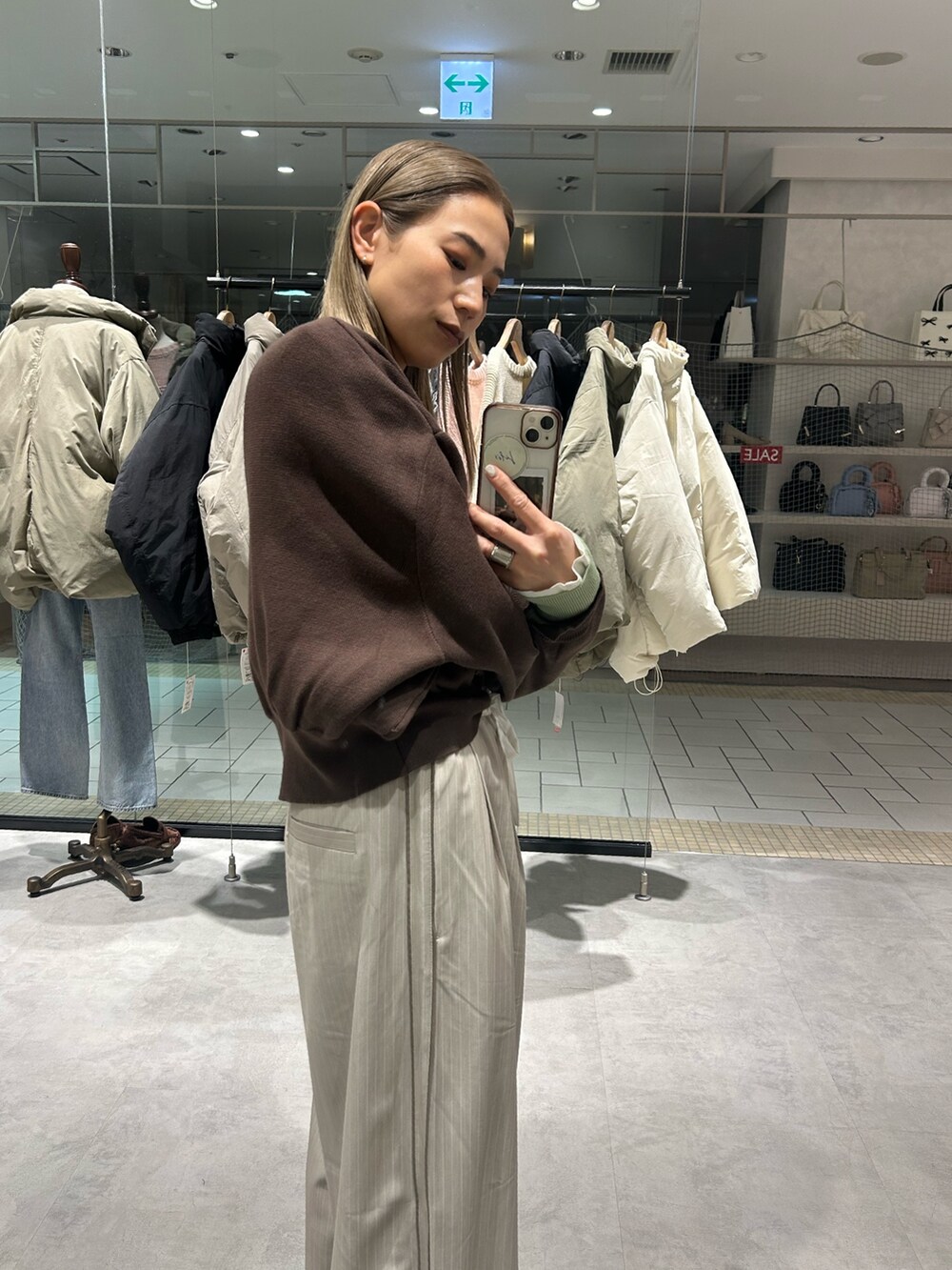 ベージュ系のその他パンツ、ブラウン系のニット/セーター、ホワイト系のTシャツ/カットソーを着用したレディースの冬コーディネートの5枚目の写真