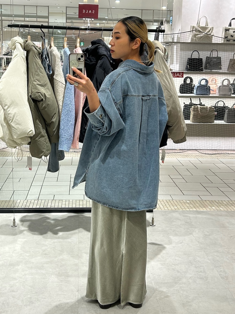 ブルー系のシャツ/ブラウス、グレー系のスカート、ベージュ系のローファーを着用したレディースの冬コーディネートの3枚目の写真