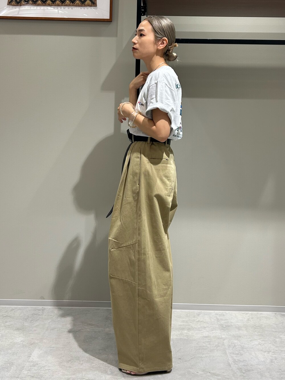 ベージュ系のチノパンツ、グレー系のTシャツ/カットソー、ブラック系のハンドバッグを着用したレディースの夏コーディネートの3枚目の写真