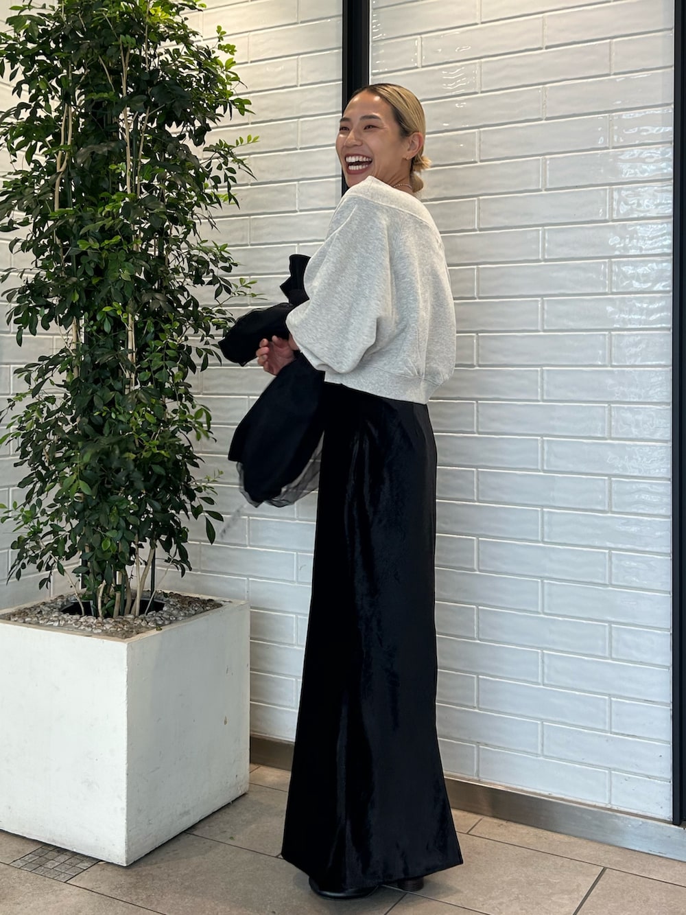 ブラック系のスカート、ブラック系のMA-1、グレー系のスウェットを着用したレディースの秋コーディネートの5枚目の写真