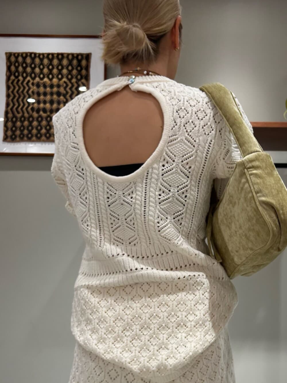 ブラウン系のブルゾン、ホワイト系のニット/セーター、グレー系のその他パンツを着用したレディースの秋コーディネートの6枚目の写真