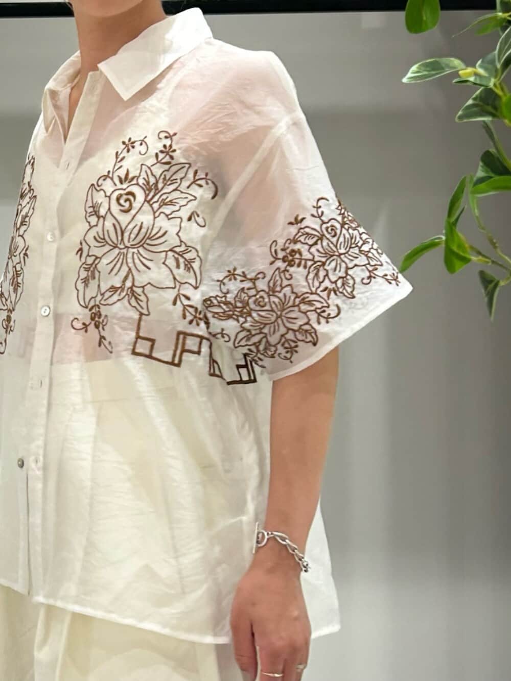 シルバー系のサンダル、ホワイト系のチノパンツ、ホワイト系のシャツ/ブラウスを着用したレディースの春コーディネートの4枚目の写真