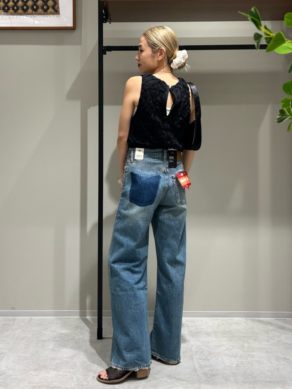 ブルー系のデニムパンツ、ホワイト系のシャツ/ブラウスを着用したレディースの夏コーディネートの3枚目の写真