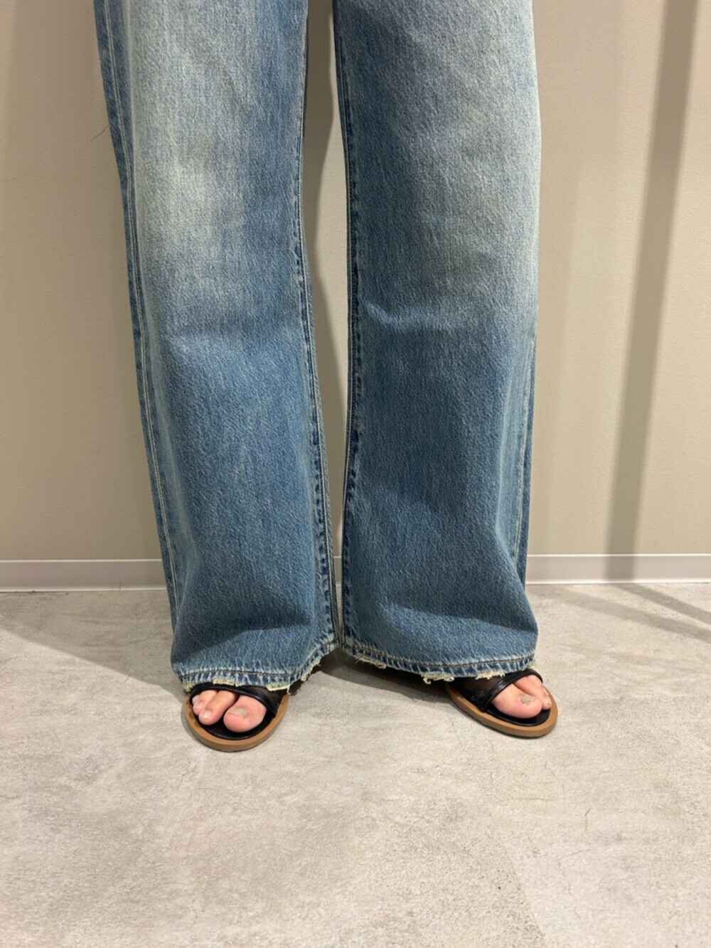 ブルー系のデニムパンツ、ホワイト系のシャツ/ブラウスを着用したレディースの夏コーディネートの6枚目の写真