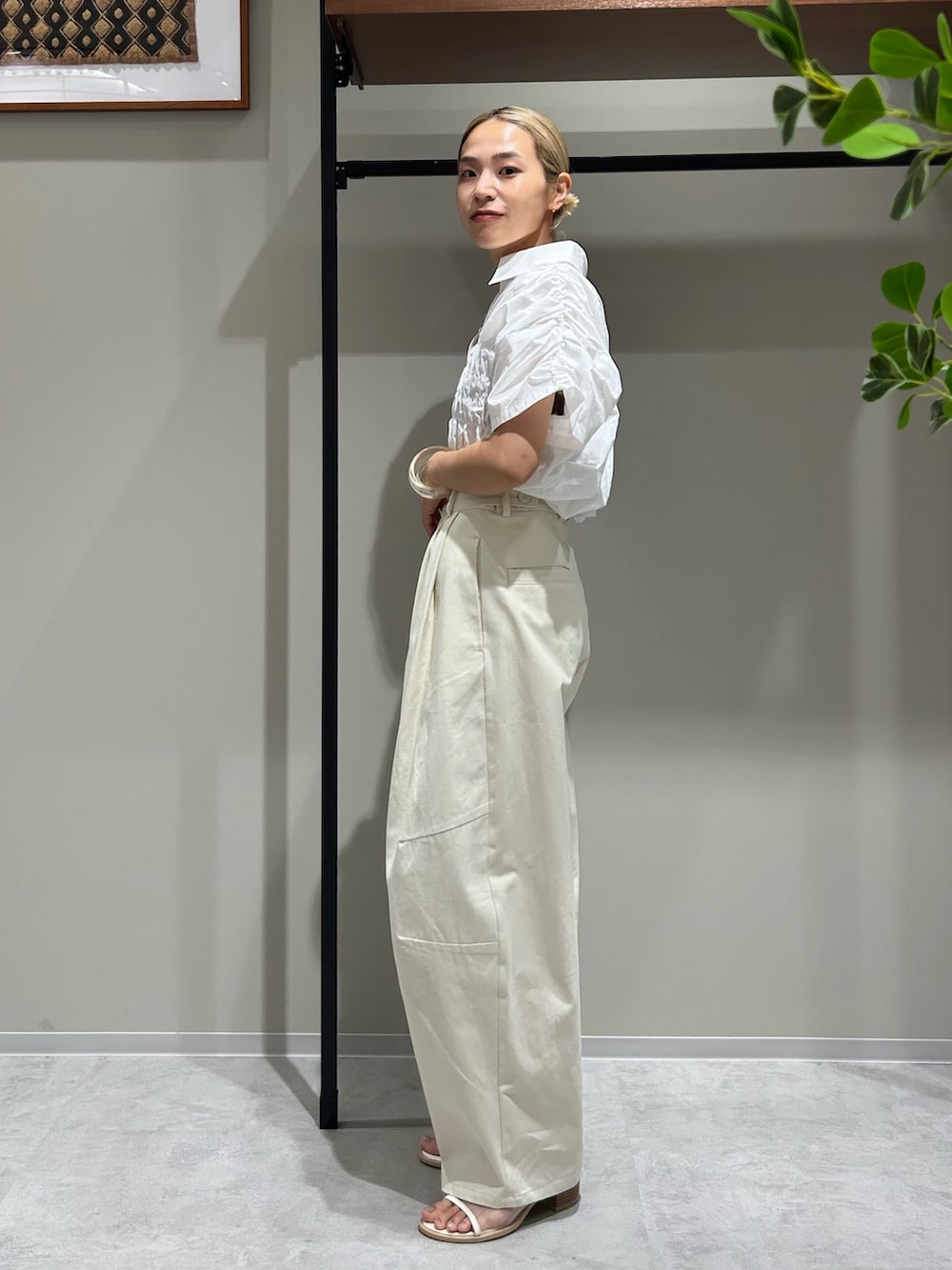 ホワイト系のシャツ/ブラウス、ホワイト系のチノパンツを着用したレディースの夏コーディネートの6枚目の写真
