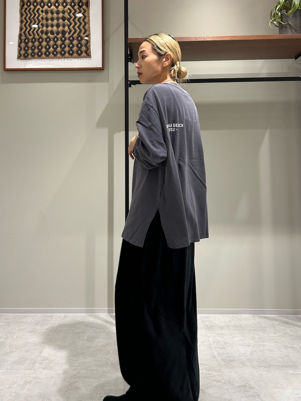 グレー系のテーラードジャケット、ブルー系のTシャツ/カットソー、ブラック系のスカートを着用したレディースの秋コーディネートの8枚目の写真