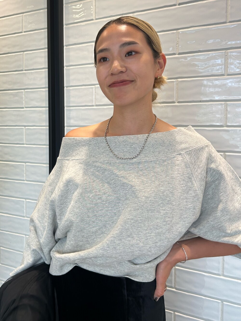 ブラック系のスカート、ブラック系のMA-1、グレー系のスウェットを着用したレディースの秋コーディネートの7枚目の写真