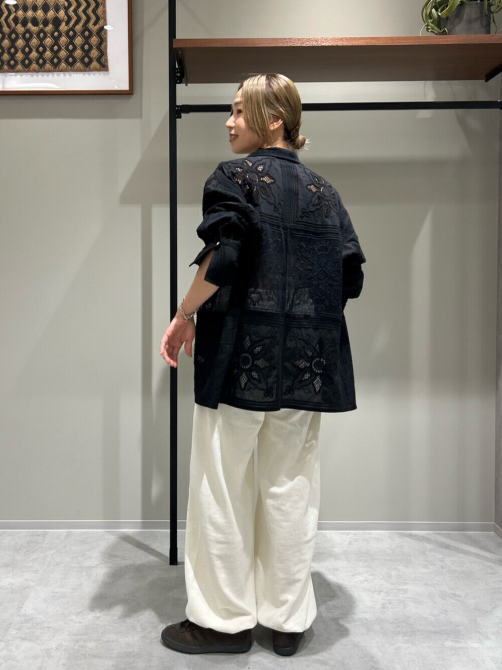 ホワイト系のスウェットパンツ、ブラック系のシャツ/ブラウス、ブラック系のキャミソールを着用したレディースの春コーディネートの6枚目の写真