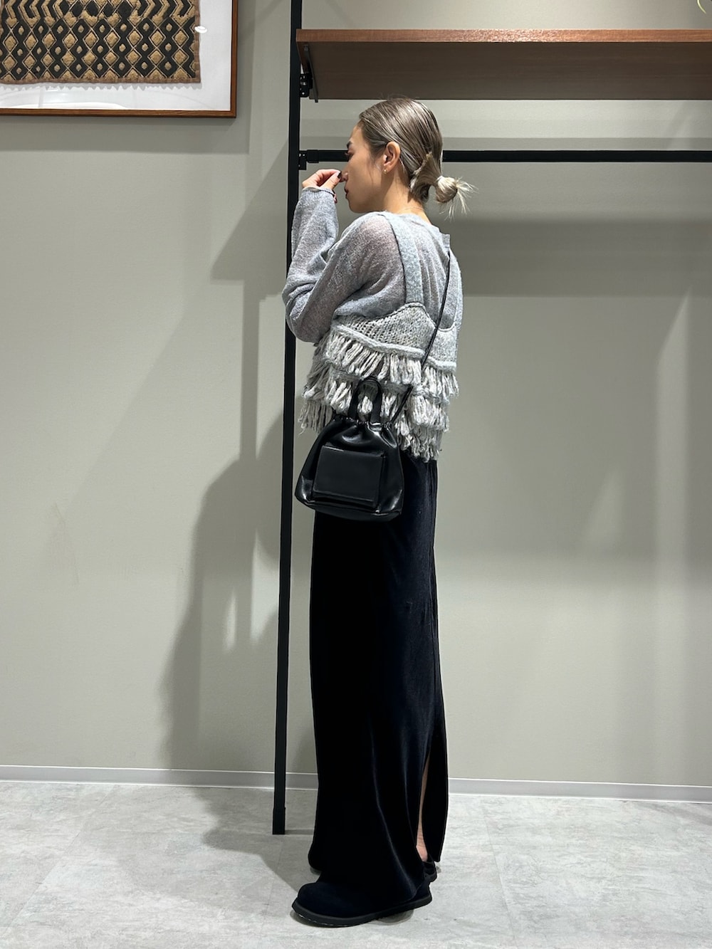 ブラック系のスカート、グレー系のニット/セーター、ブルー系のニット/セーターを着用したレディースの秋コーディネートの2枚目の写真