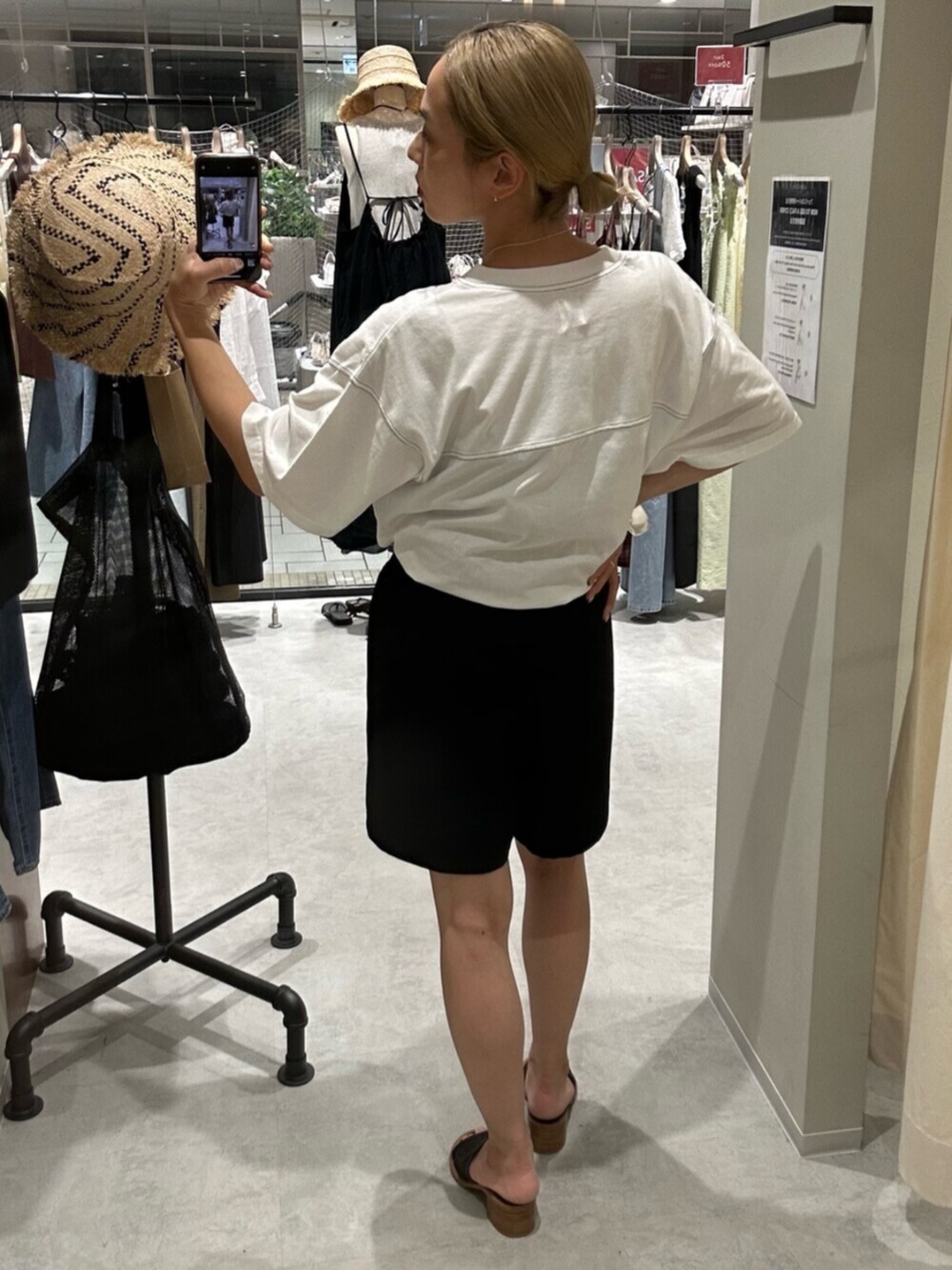 ホワイト系のTシャツ/カットソー、その他のハット、ブラック系の水着を着用したレディースの夏コーディネートの3枚目の写真