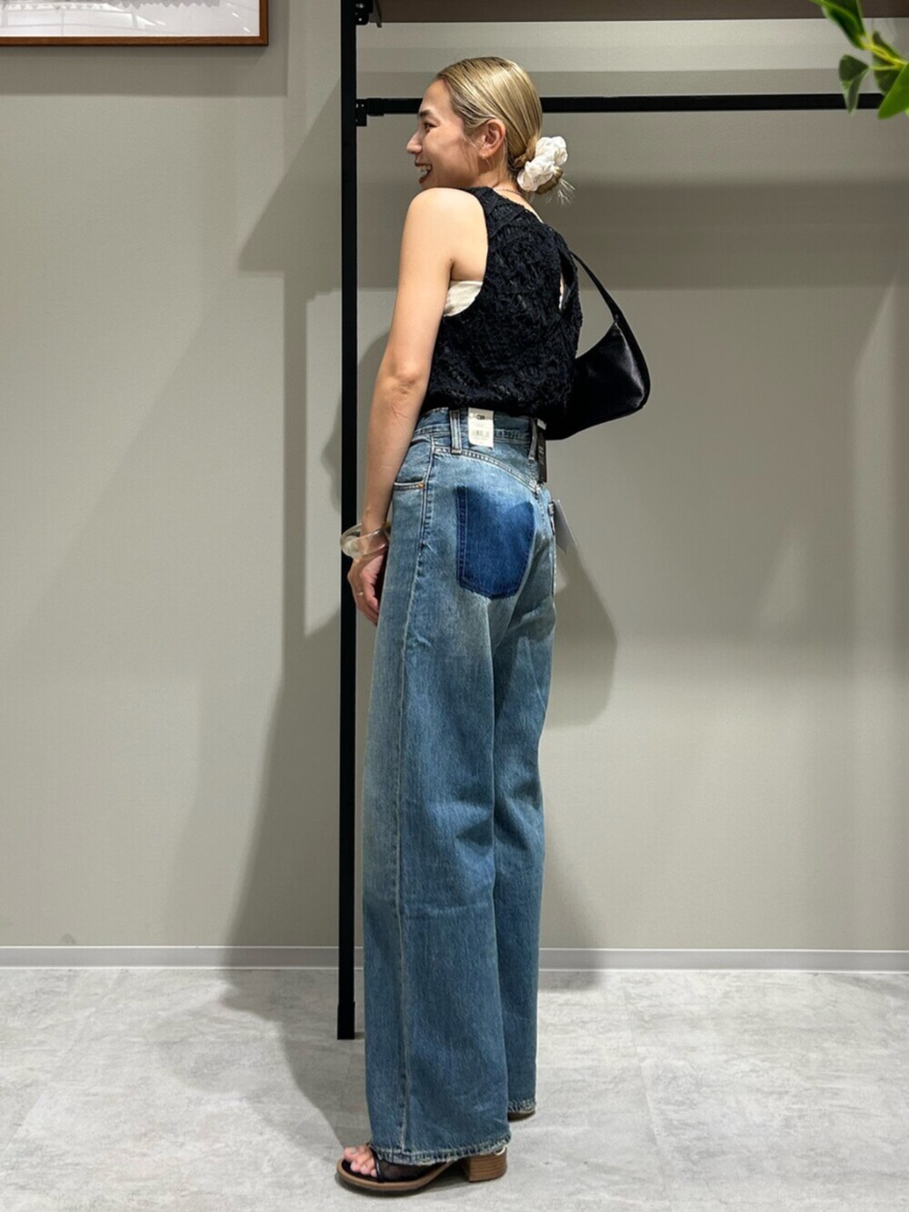 ブルー系のデニムパンツ、ホワイト系のシャツ/ブラウスを着用したレディースの夏コーディネートの2枚目の写真