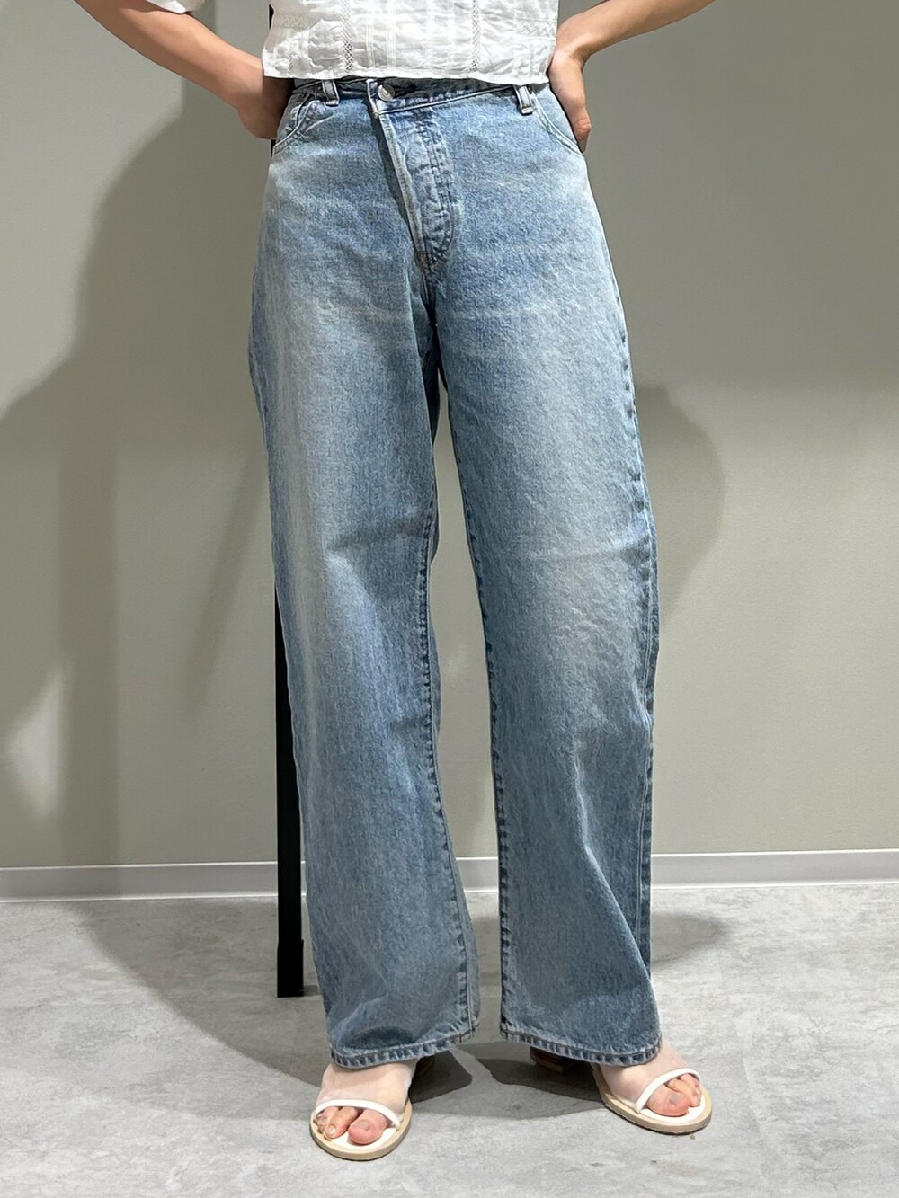 ブルー系のデニムパンツ、ホワイト系のキャミソール、ホワイト系のTシャツ/カットソーを着用したレディースの春コーディネートの8枚目の写真