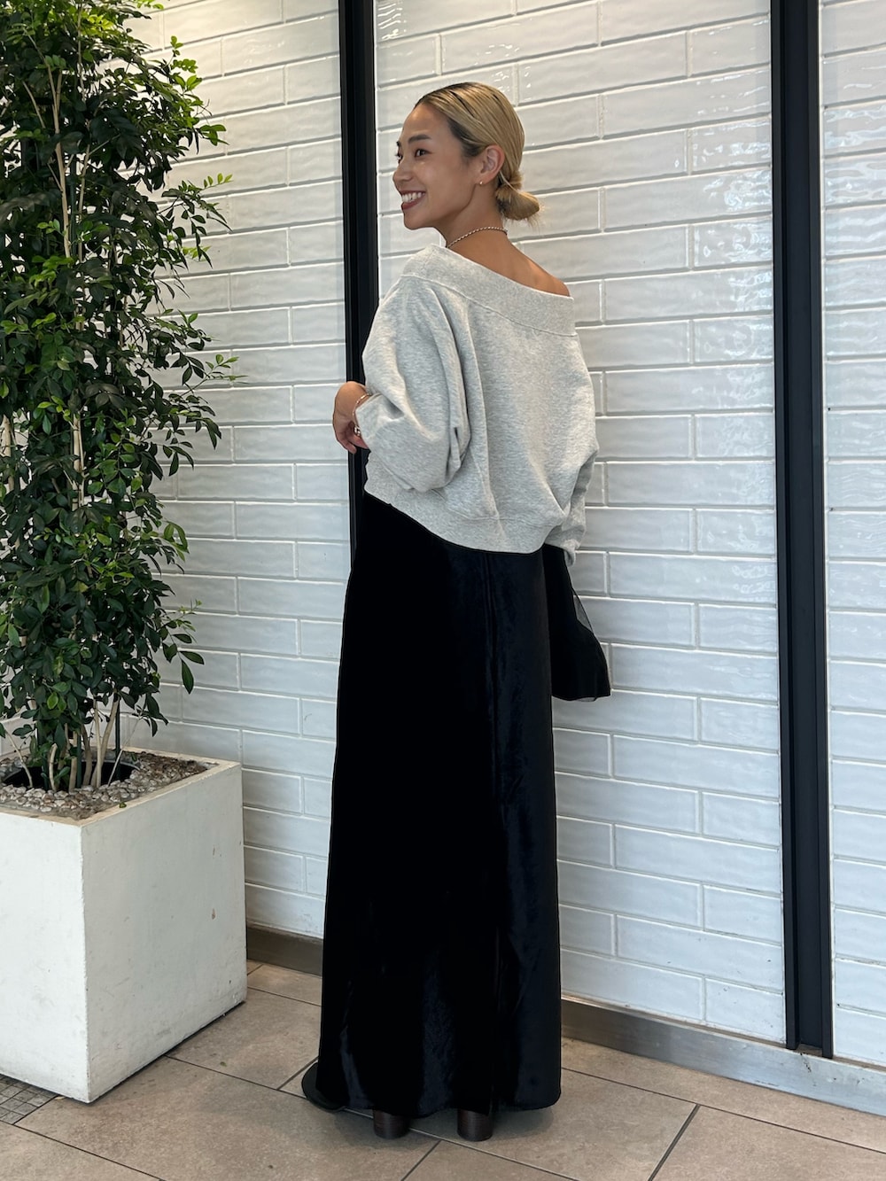 ブラック系のスカート、ブラック系のMA-1、グレー系のスウェットを着用したレディースの秋コーディネートの6枚目の写真