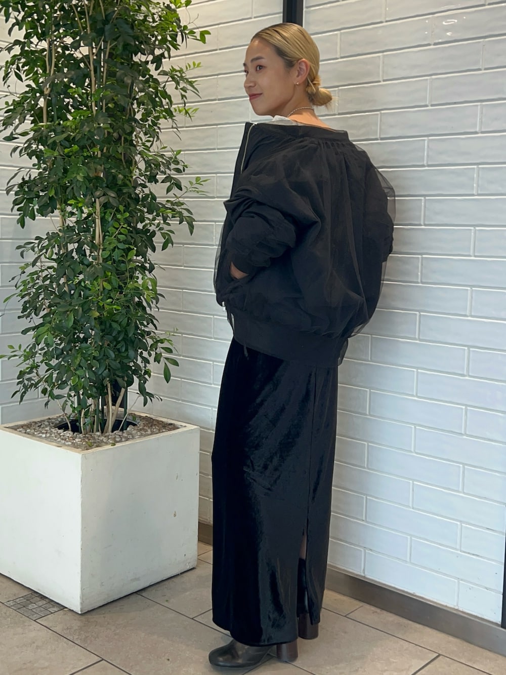 ブラック系のスカート、ブラック系のMA-1、グレー系のスウェットを着用したレディースの秋コーディネートの2枚目の写真