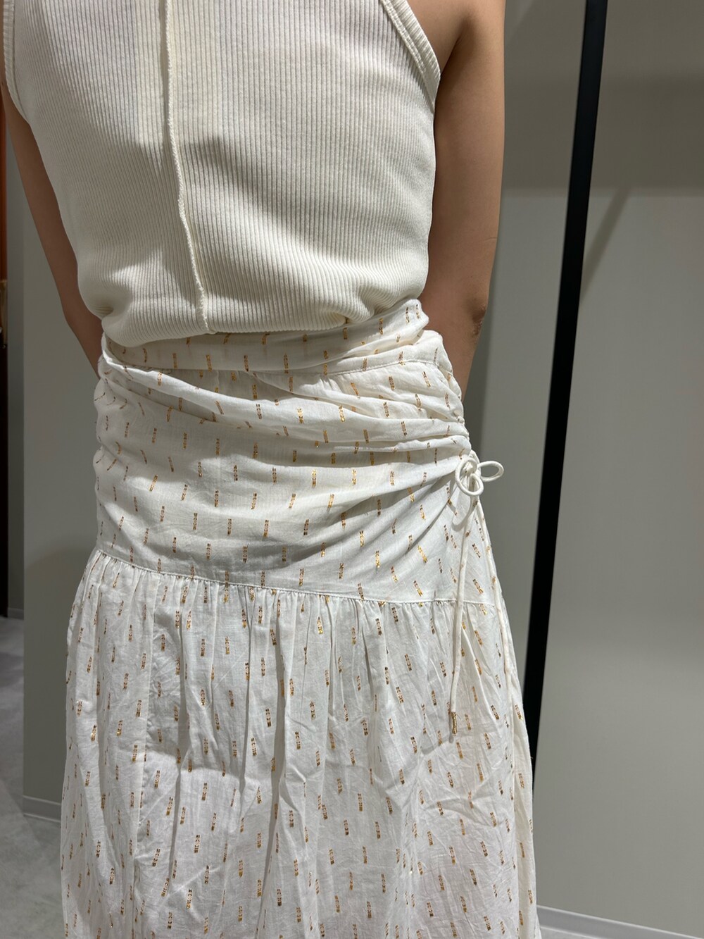 ホワイト系のワンピース、ホワイト系のタンクトップ、シルバー系のサンダルを着用したレディースの夏コーディネートの8枚目の写真