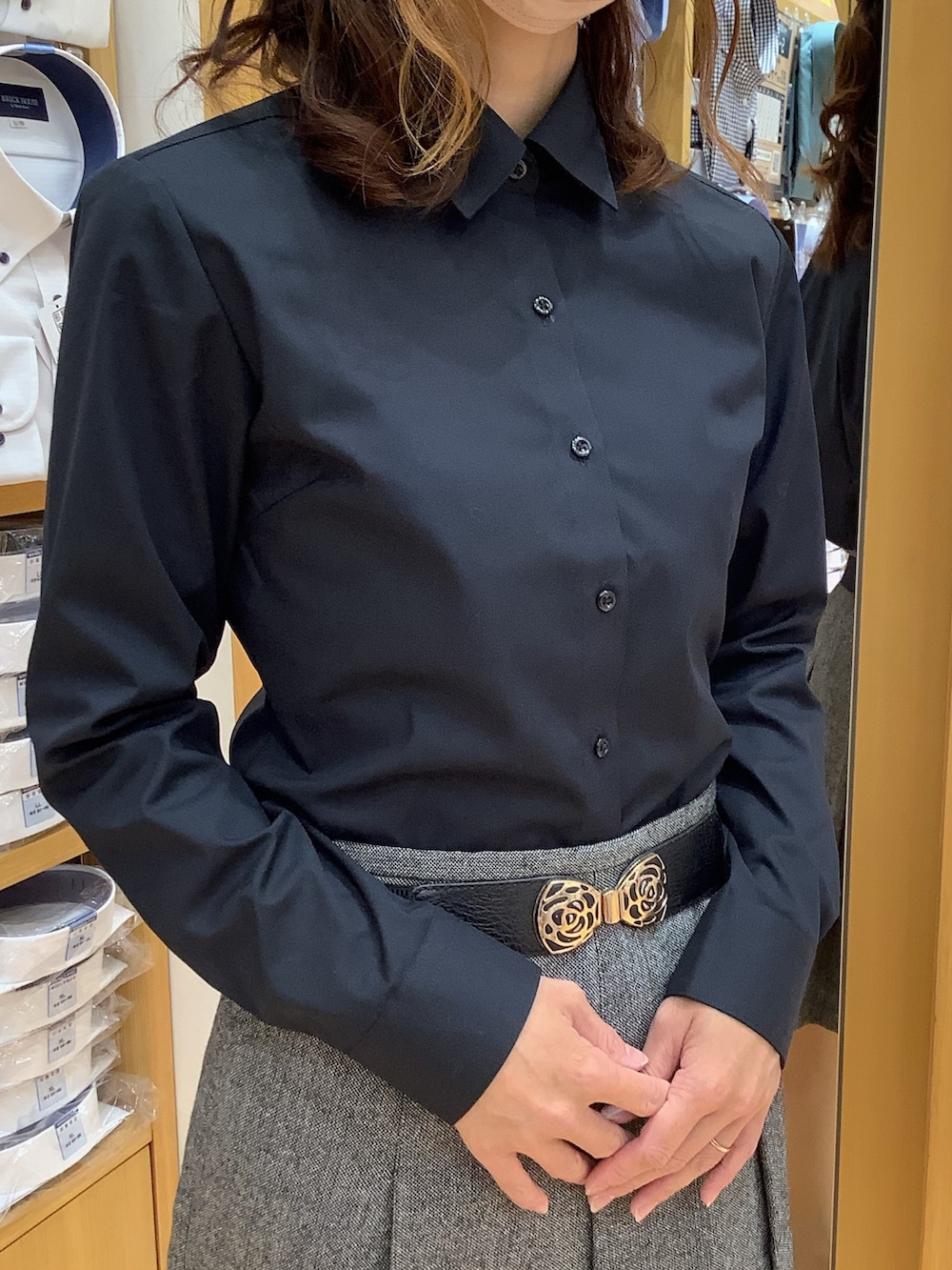 「モノトーン、お洒落さんとつながりたい、シャツスタイル、東京シャツ、ブリックハウス、秋コーデ、ワントーンコーデ、きれいめ、BRICK HOUSE by TOKYO SHIRT、オフィススタイル、シャツ好き集まれ、黒シャツ、黒コーデ」｜「TOKYO SHIRTSの形態安定ノーアイロン レギュラー衿 長袖ビジネスワイシャツ（ビジネスシャツ、ブラック系）」を使った、BRICK HOUSE by Tokyo Shirts 北戸田イオンモール店さん（レディース・164cm）の秋コーディネートの2枚目の写真