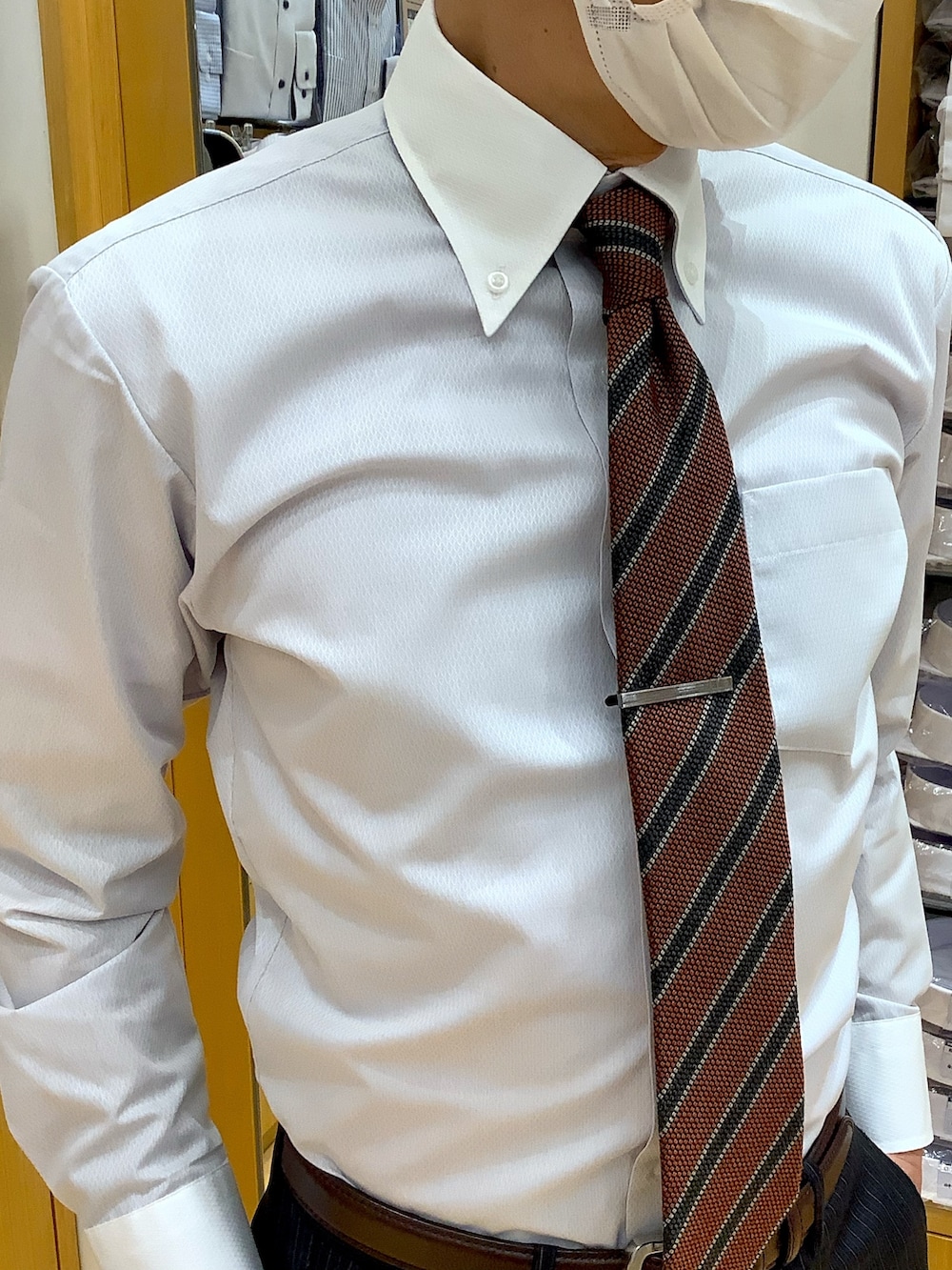 その他のネクタイ、グレー系のビジネスシャツを着用したメンズの秋コーディネートの2枚目の写真