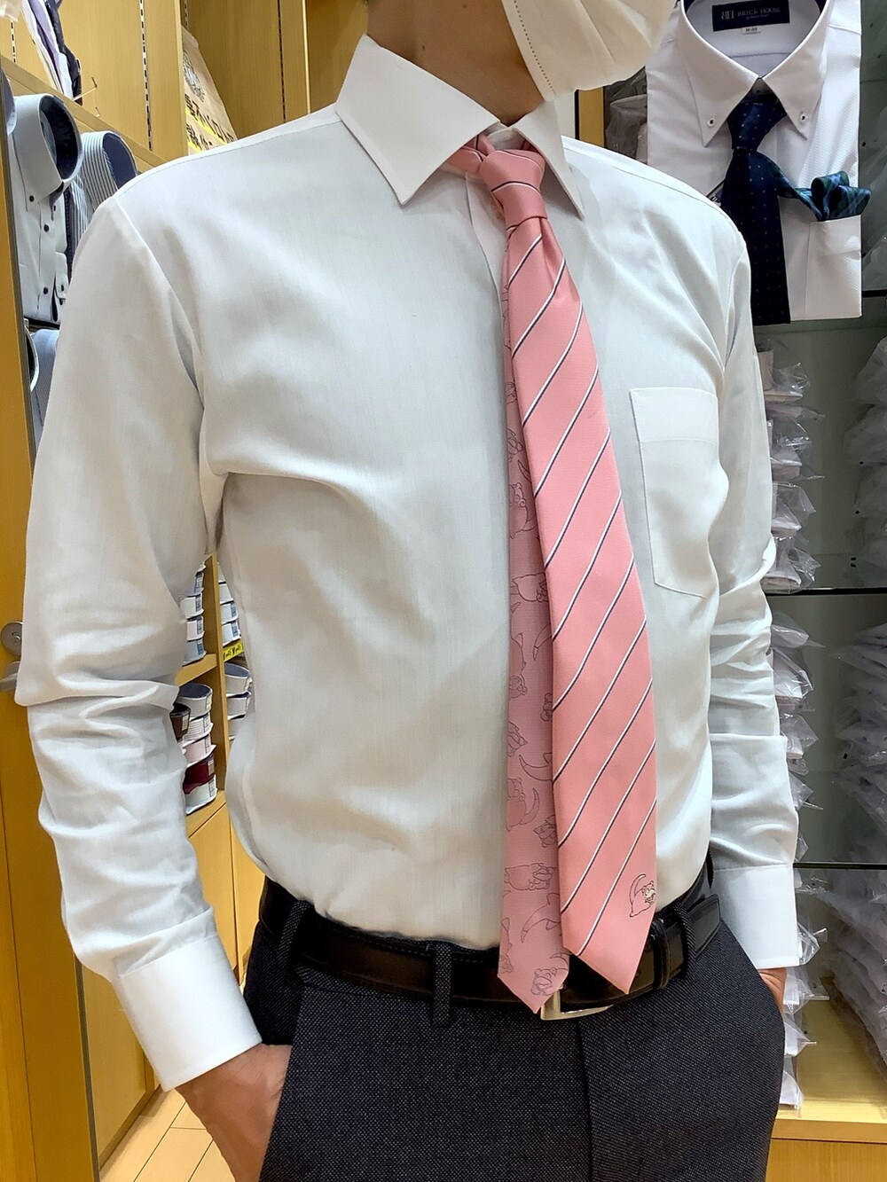 その他のネクタイ、ホワイト系のビジネスシャツを着用したメンズの冬コーディネートの2枚目の写真