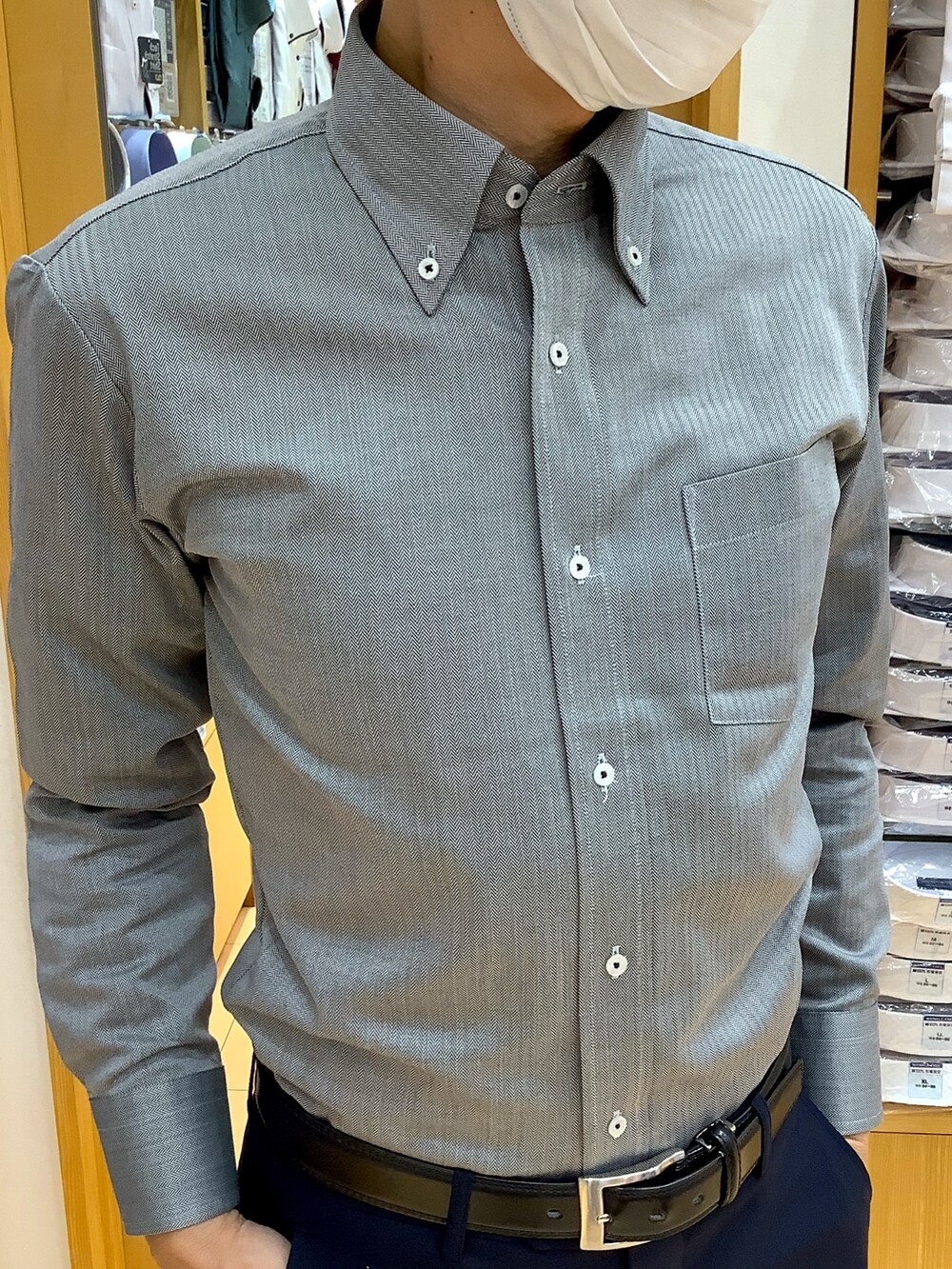 グレー系のビジネスシャツ、グレー系のポケットチーフ、シルバー系のネクタイピンを着用したメンズの秋コーディネートの3枚目の写真