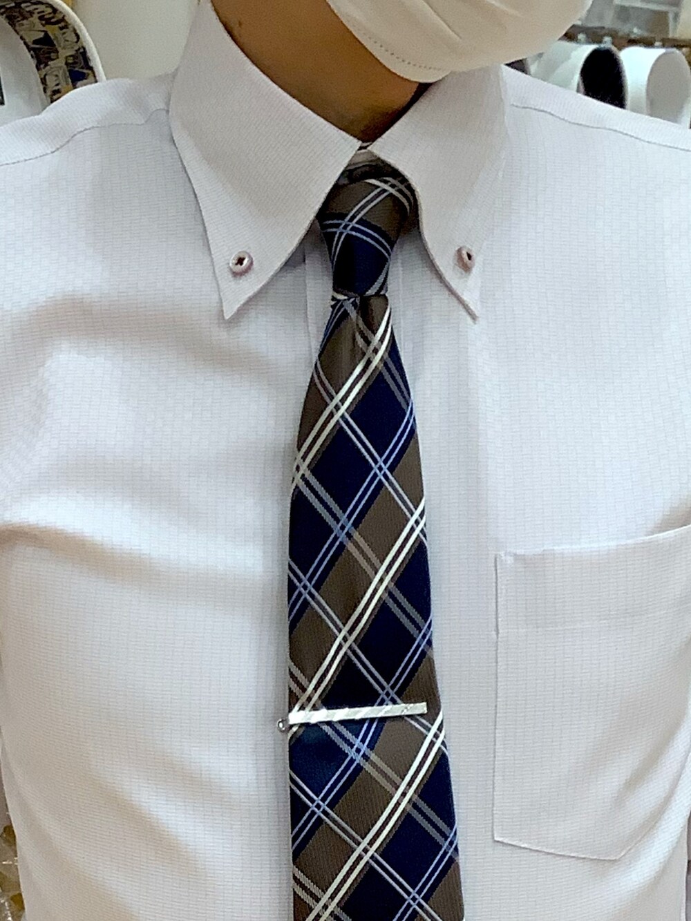 シルバー系のネクタイピン、その他のネクタイ、ピンク系のビジネスシャツを着用したメンズの秋コーディネートの3枚目の写真