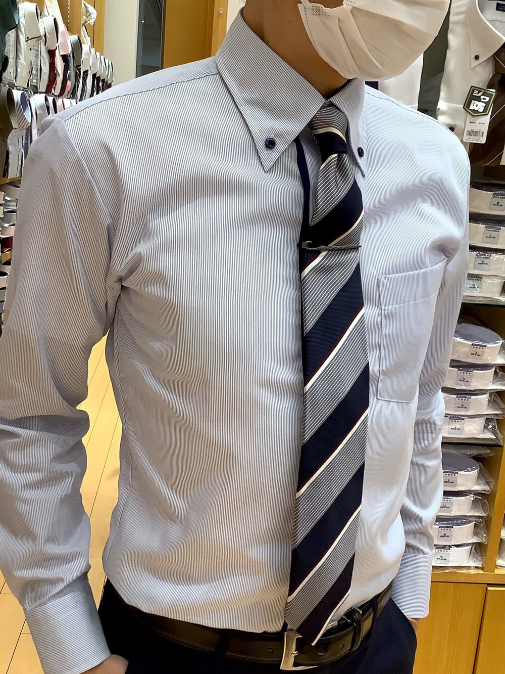 その他のネクタイ、ブルー系のビジネスシャツ、グレー系のポケットチーフを着用したメンズの秋コーディネートの2枚目の写真