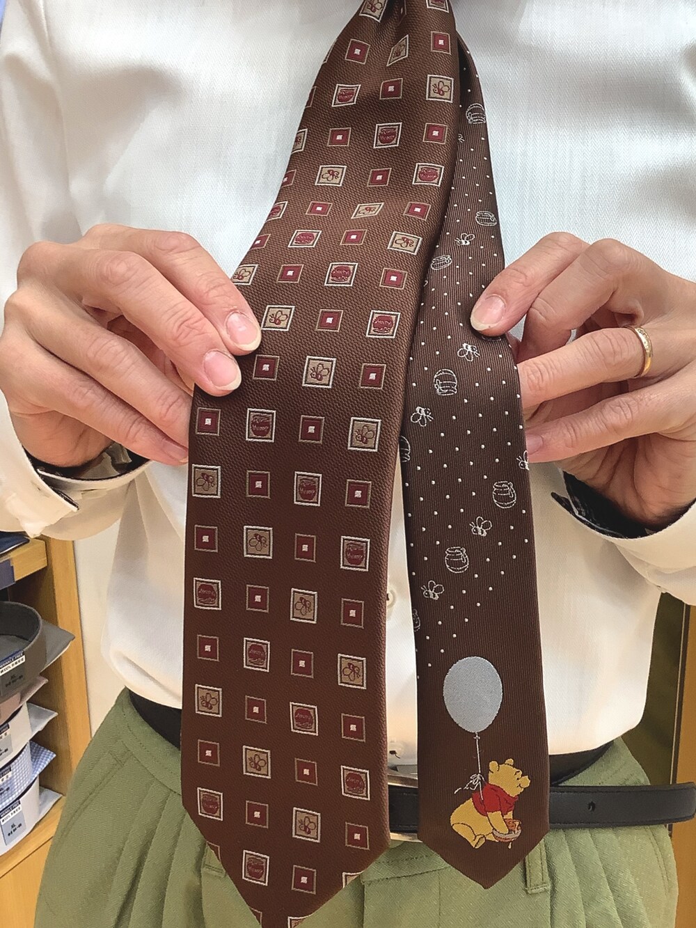 ホワイト系のビジネスシャツ、その他のネクタイを着用したレディースの秋コーディネートの2枚目の写真