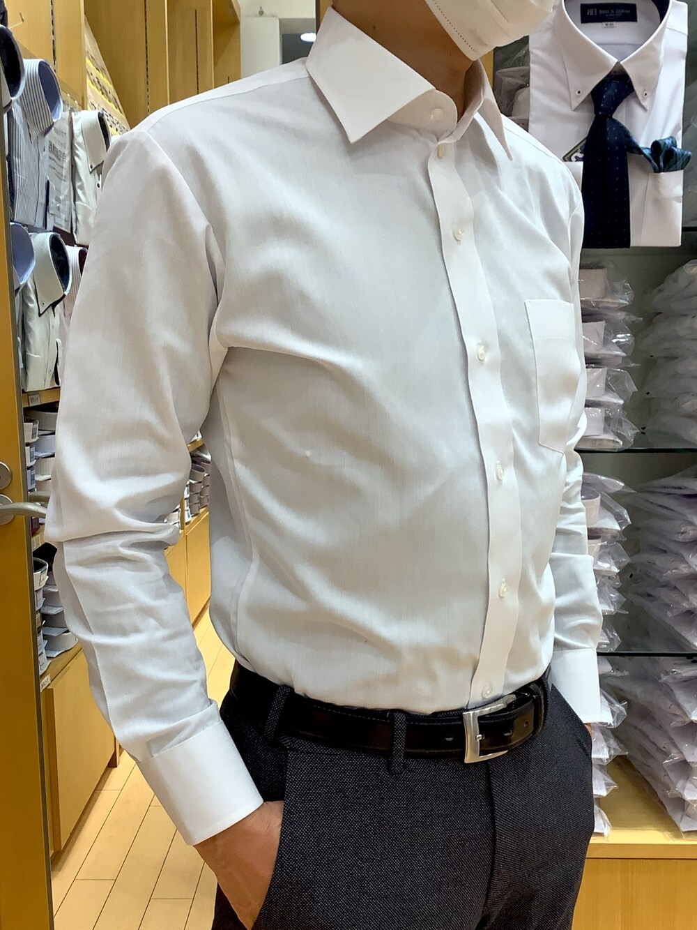 その他のネクタイ、ホワイト系のビジネスシャツを着用したメンズの冬コーディネートの3枚目の写真