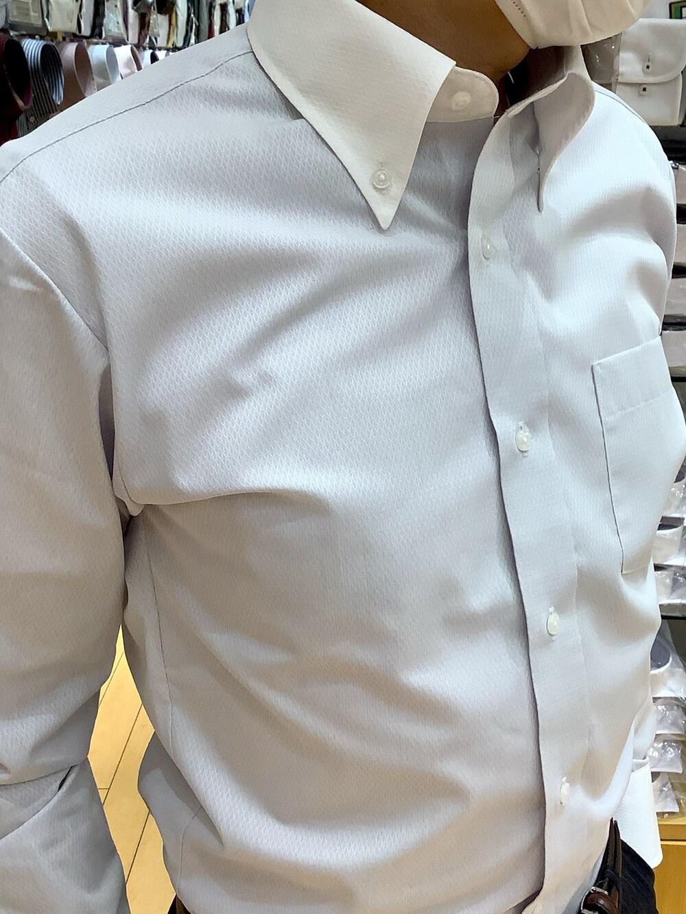 その他のネクタイ、グレー系のビジネスシャツを着用したメンズの秋コーディネートの3枚目の写真