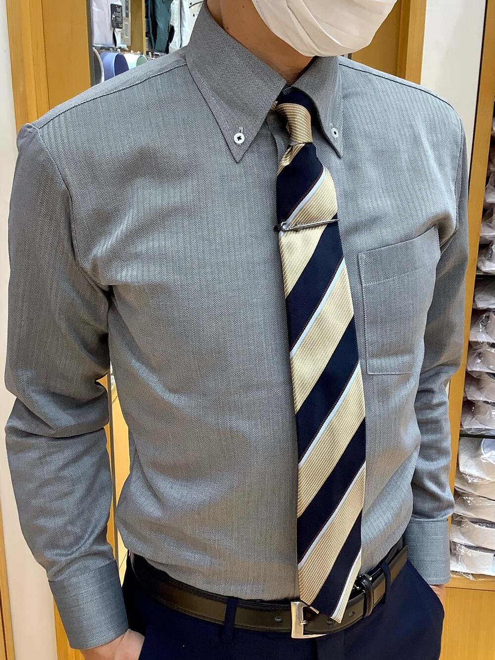 グレー系のビジネスシャツ、グレー系のポケットチーフ、シルバー系のネクタイピンを着用したメンズの秋コーディネートの2枚目の写真