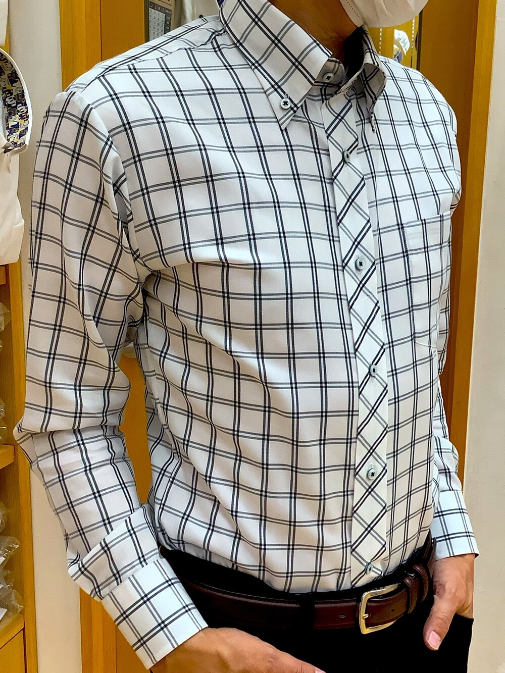 グリーン系のビジネスシャツ、その他のネクタイ、シルバー系のカフリンクスを着用したメンズの秋コーディネートの4枚目の写真