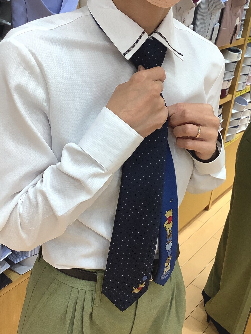 ホワイト系のビジネスシャツ、シルバー系のネクタイピン、その他のネクタイを着用したメンズの秋コーディネートの3枚目の写真