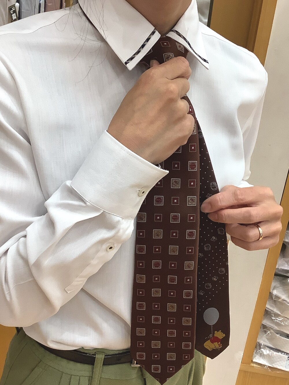 ホワイト系のビジネスシャツ、その他のネクタイを着用したレディースの秋コーディネートの3枚目の写真