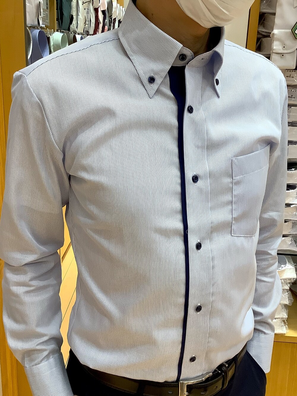 その他のネクタイ、ブルー系のビジネスシャツ、グレー系のポケットチーフを着用したメンズの秋コーディネートの3枚目の写真