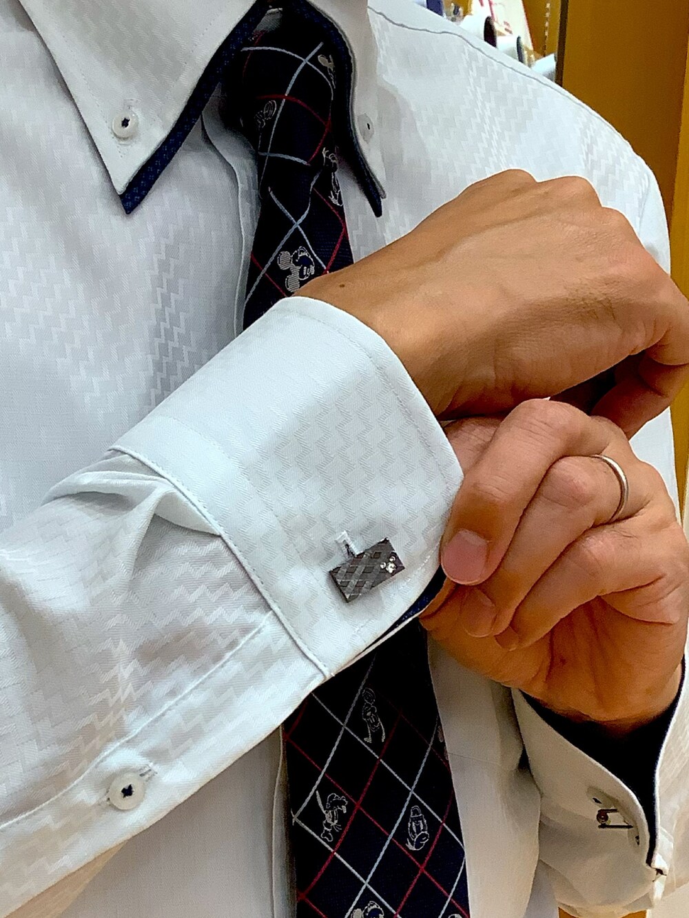 グリーン系のビジネスシャツ、その他のネクタイ、シルバー系のカフリンクスを着用したメンズの秋コーディネートの3枚目の写真