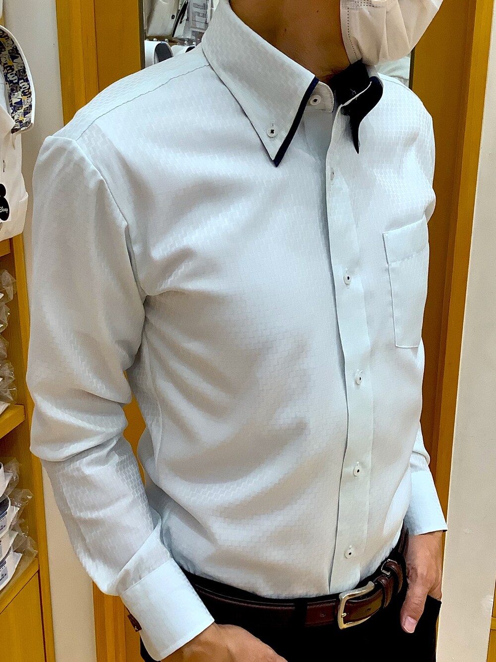 グリーン系のビジネスシャツ、その他のネクタイ、シルバー系のカフリンクスを着用したメンズの秋コーディネートの4枚目の写真